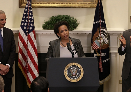 la fiscal general, Loretta Lynch Calma en Baltimore a la espera de decisión de la fiscalía